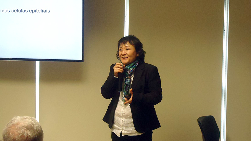 Sonia Mayumi Chiba em sua aula sobre pneumonias atípicas.