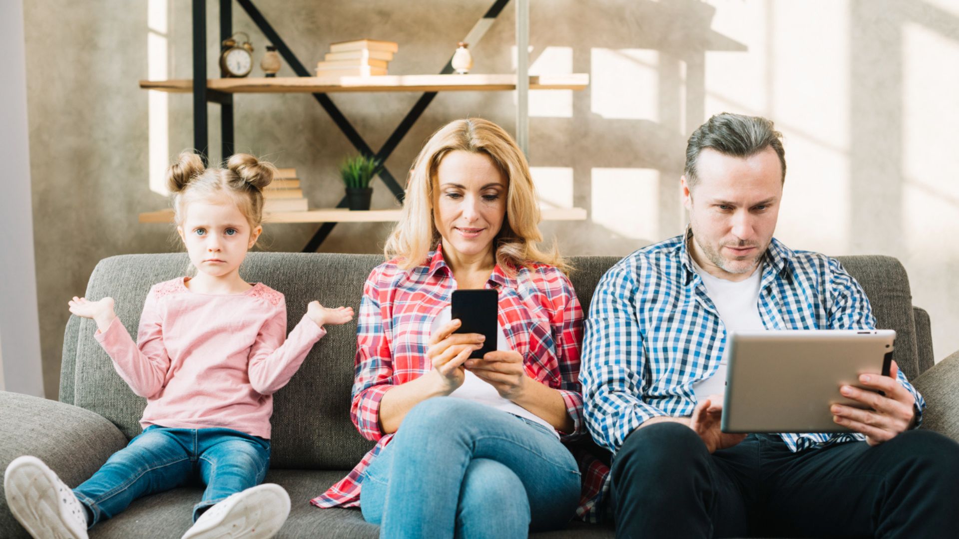 Abandono virtual: quando o uso excessivo de telas e redes sociais afasta pais e filhos
